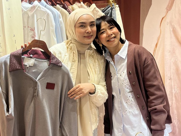 Tetap Stylish di Cuaca Panas, Ria Miranda Bagikan Trik Layering yang Nyaman